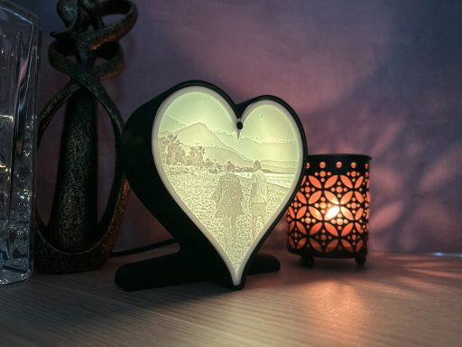 Zwarte Hartjeslamp met foto stel - in gedachten